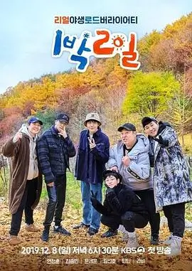 综艺《老街盲盒》封面：摆满旧物的老街摊位与纸盒